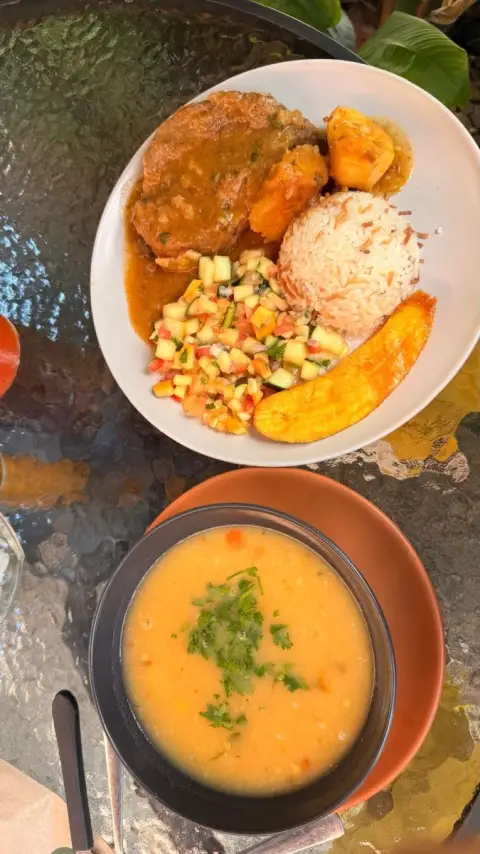 Almuerzo del día: sopa y plato con arroz, maduro y ensalada