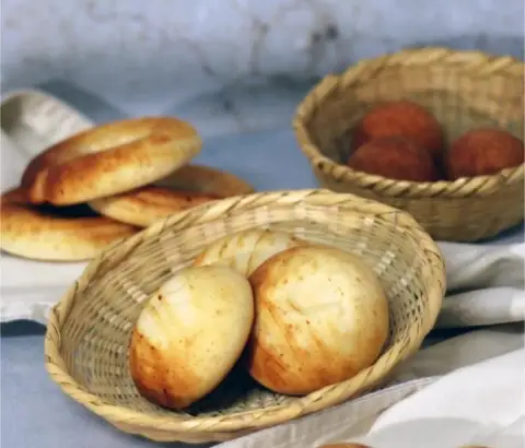 Amasijos colombianos: panes tradicionales y buñuelos en canastas