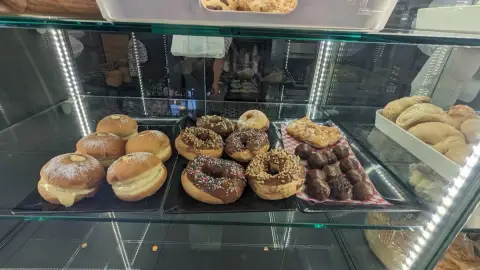 Donas, trufas de chocolate y pasteles rellenos en la vitrina
