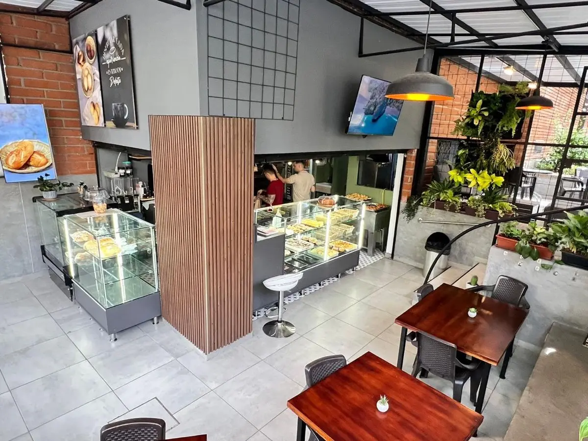 Panadería Deleites en Laureles: vitrinas, mesas y plantas