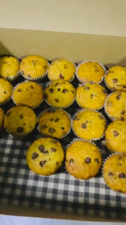 Bandeja de muffins con chips de chocolate