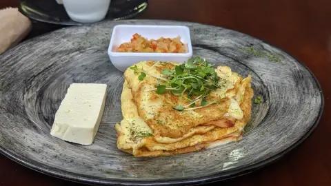 Omelet con hogao, queso y germinados