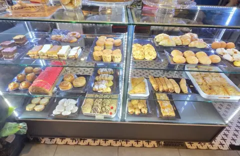 Vitrina con panes, hojaldres y repostería del día